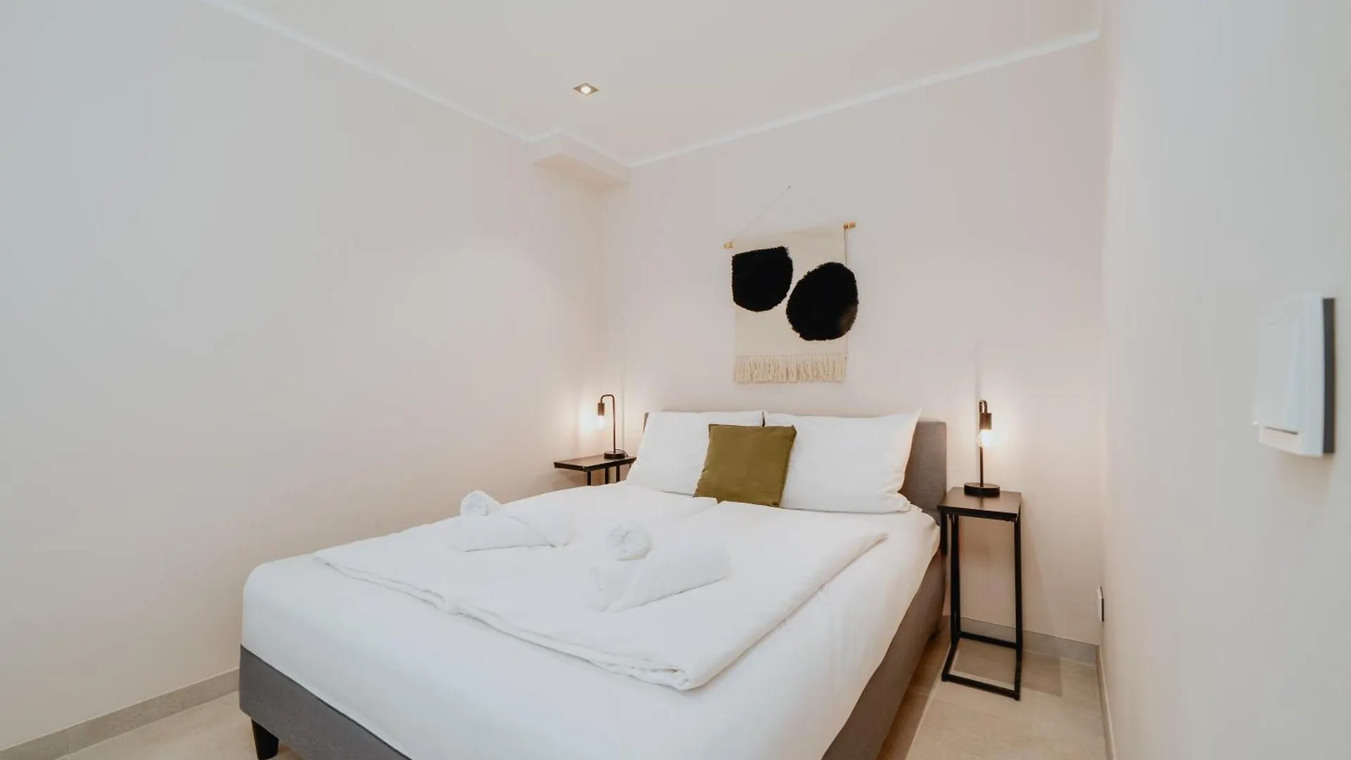 Homely Berlin - Huge Terrace, Modern, Quiet, Near Kudamm