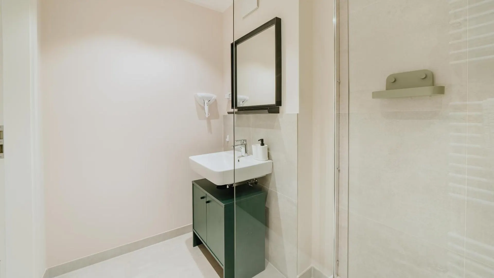 Homely Berlin - Huge Terrace, Modern, Quiet, Near Kudamm Appartement